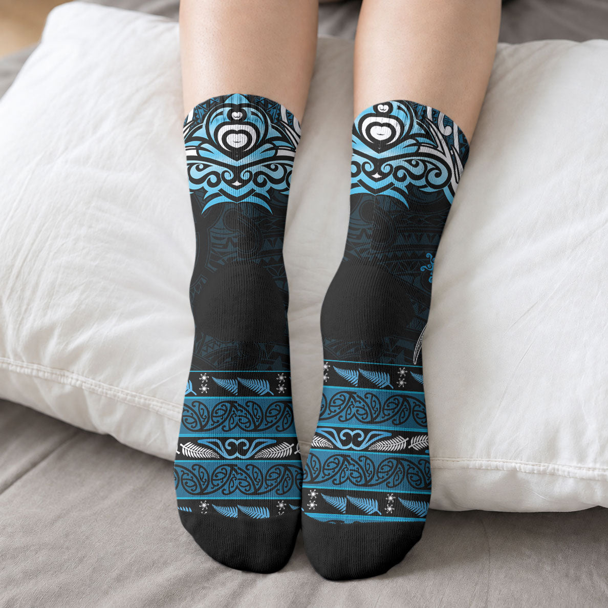 Personalised Ngati Kahungunu Aotearoa Meri Kirihimete Crew Socks Maori Kiwi Bird Silver Fern Koru Pattern