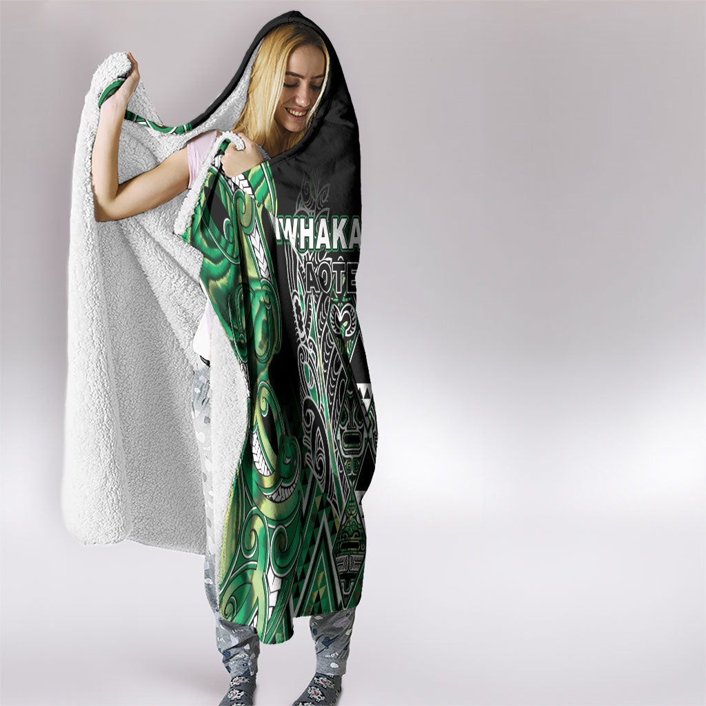 Aotearoa Whakatohea Hooded Blanket Maori Tribal Green Abalone Paua Shell Pattern