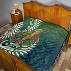 New Zealand Kea Bird Quilt With Maori Koru Fern - Aussie Hoodie