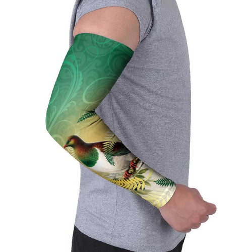 New Zealand Pigeon Kereru Arm Sleeves Maori Fern Art Green Gradient - Aussie Hoodie