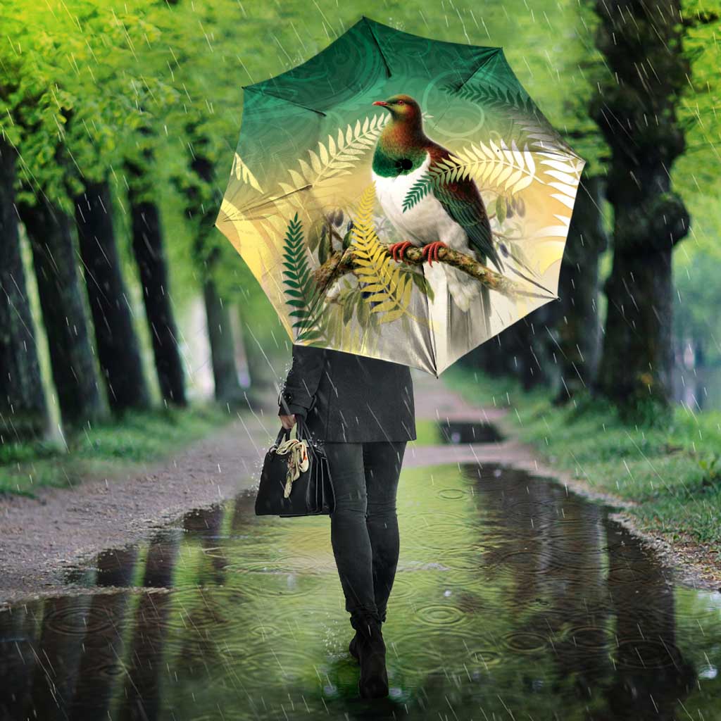 New Zealand Pigeon Kereru Umbrella Maori Fern Art Green Gradient - Aussie Hoodie