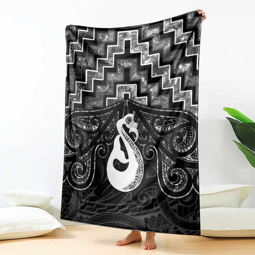 New Zealand Maori Blanket Poutama Manaia Black Paua Shell