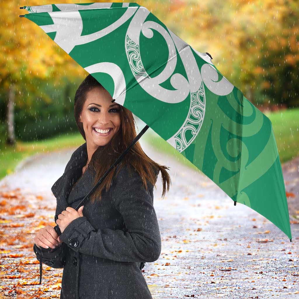 Pounamu Green Maori Umbrella Koru Kowhaiwhai - Aussie Hoodie
