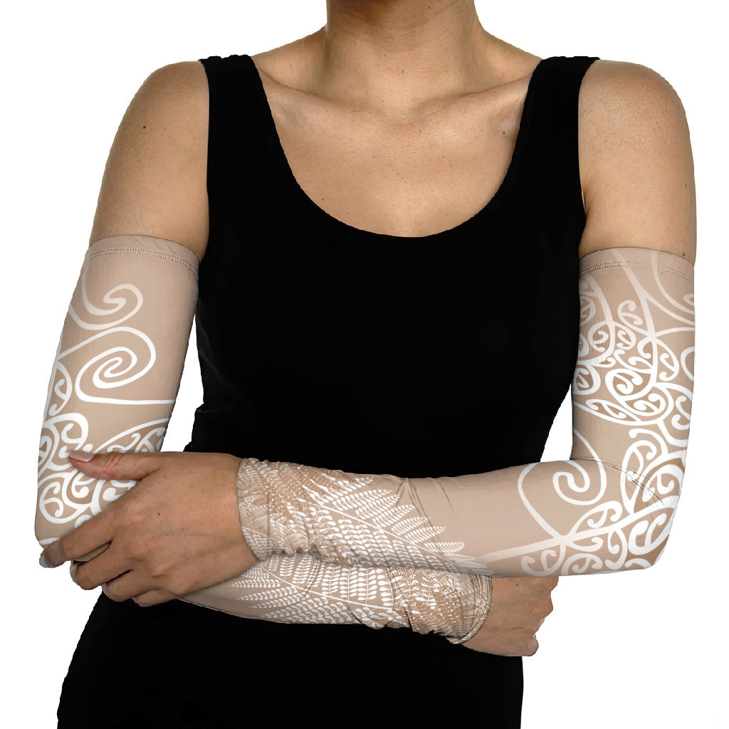 Aotearoa Maori Koru Curves Arm Sleeves Silver Ferns - Mocha
