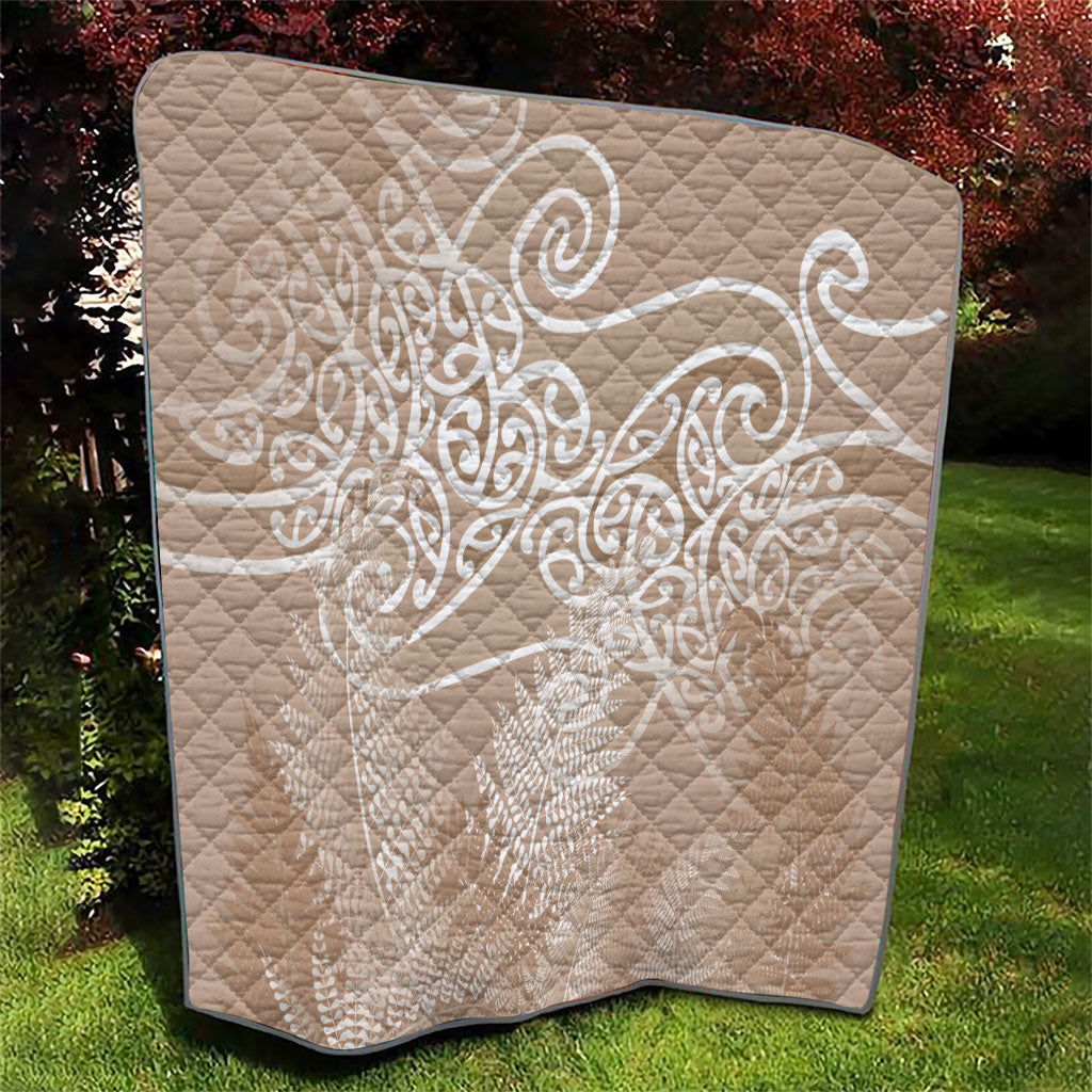 Aotearoa Maori Koru Curves Quilt Silver Ferns - Mocha