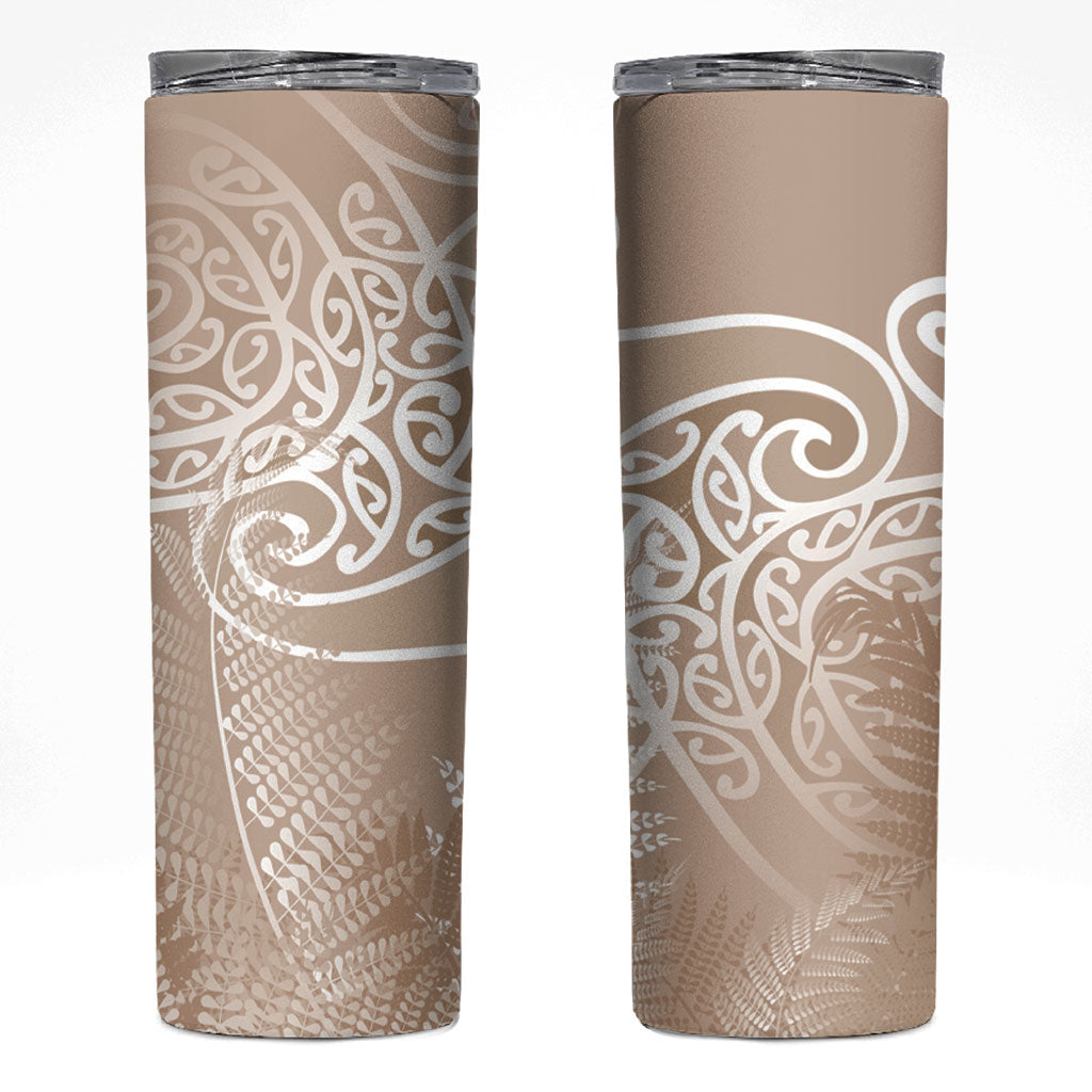 Aotearoa Maori Koru Curves Skinny Tumbler Silver Ferns - Mocha