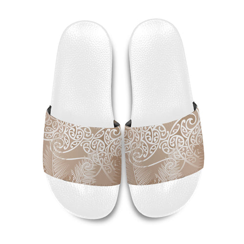 Aotearoa Maori Koru Curves Slide Sandals Silver Ferns - Mocha