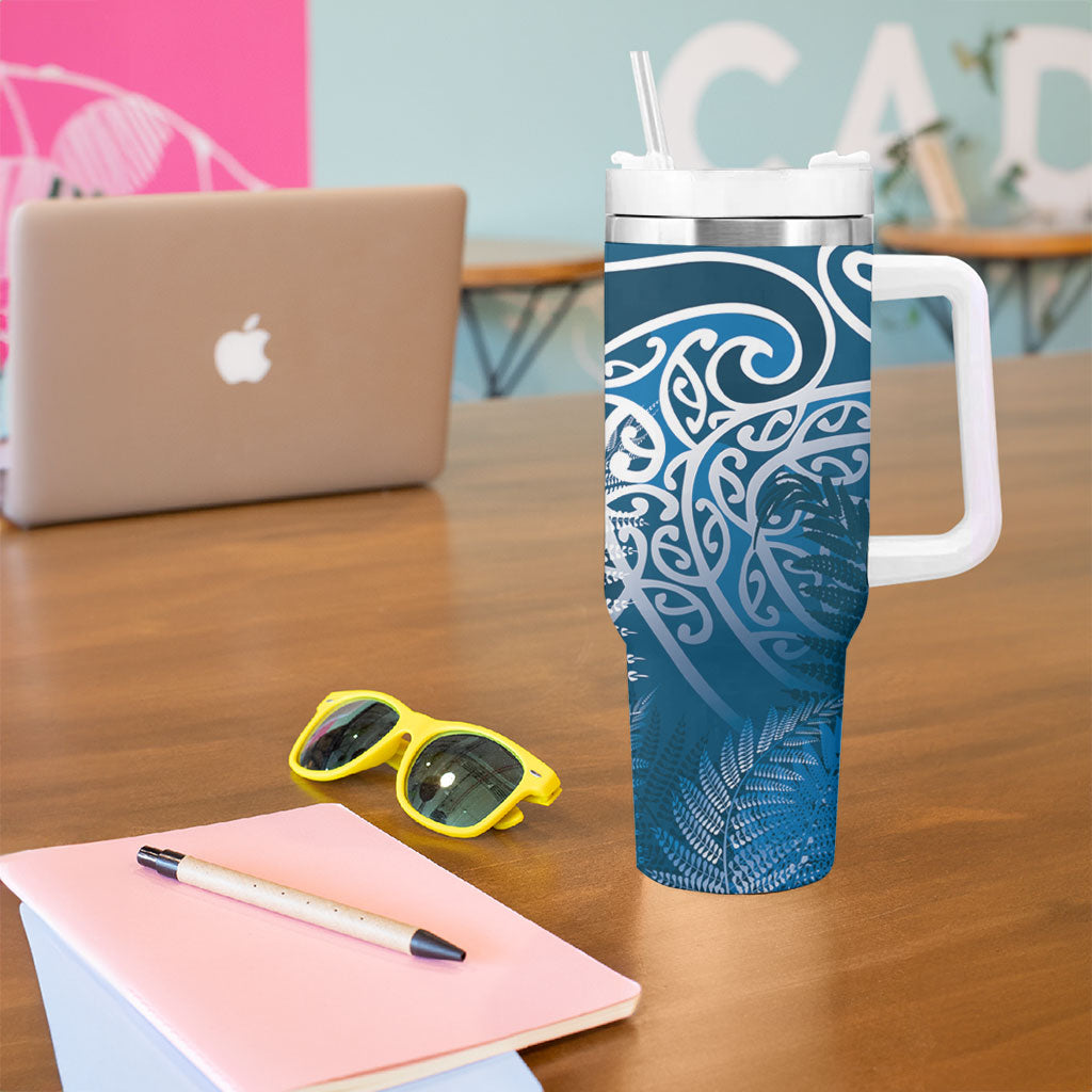 Aotearoa Maori Koru Curves Tumbler With Handle Silver Ferns - Navy Blue