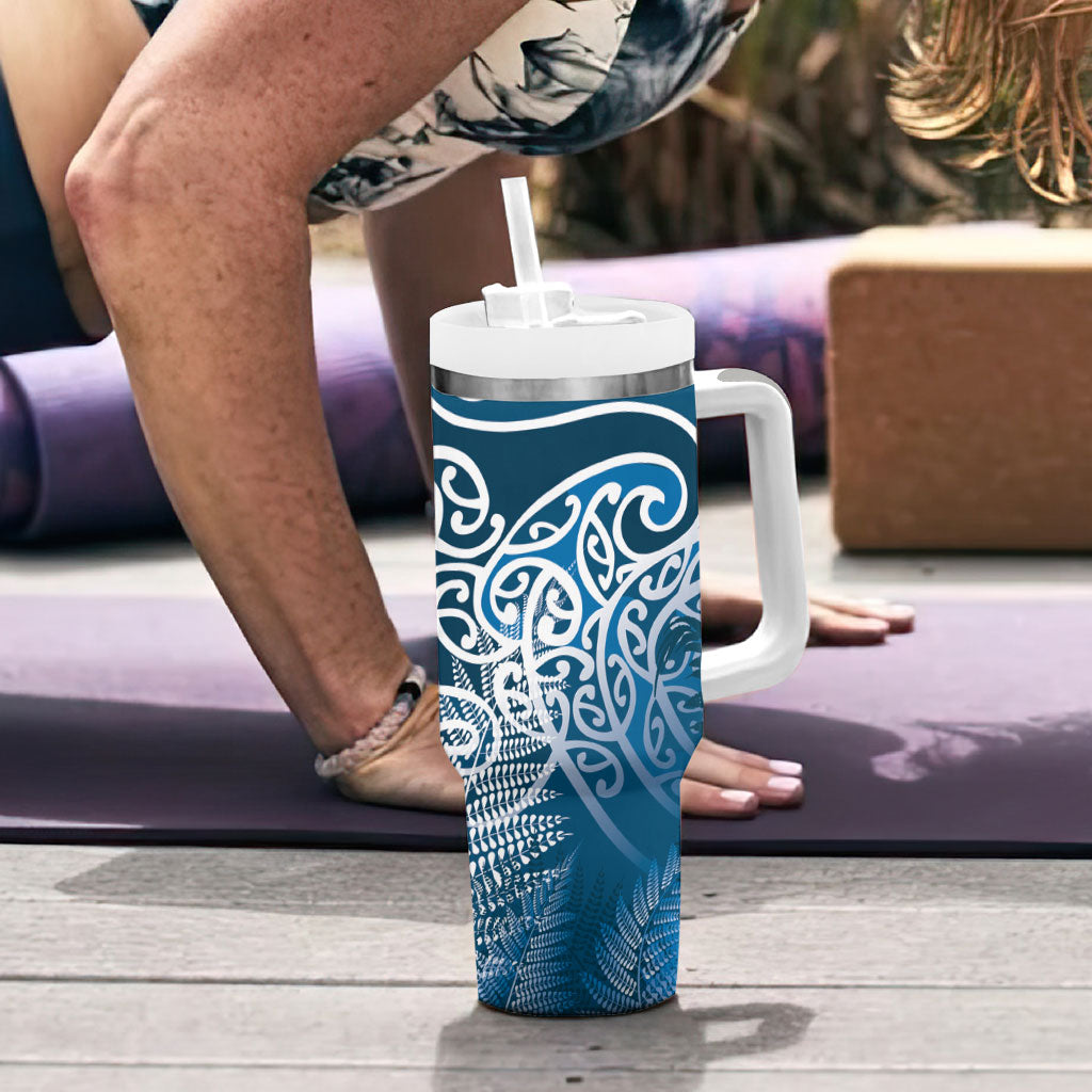 Aotearoa Maori Koru Curves Tumbler With Handle Silver Ferns - Navy Blue