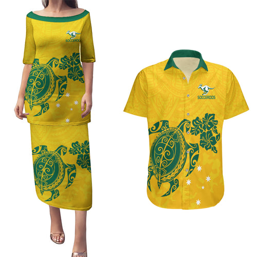 custom-australia-soccer-couples-matching-puletasi-dress-and-hawaiian-shirt-socceroos-hibiscus-and-turtle-with-polynesian-pattern