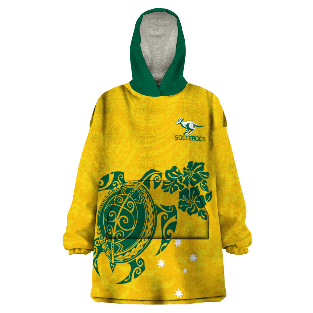custom-australia-soccer-wearable-blanket-hoodie-socceroos-hibiscus-and-turtle-with-polynesian-pattern