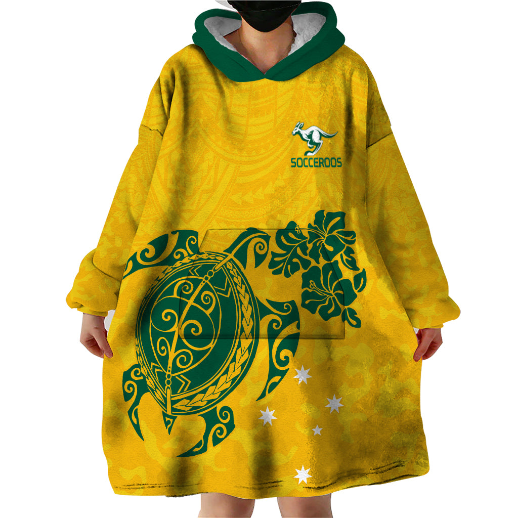 custom-australia-soccer-wearable-blanket-hoodie-socceroos-hibiscus-and-turtle-with-polynesian-pattern