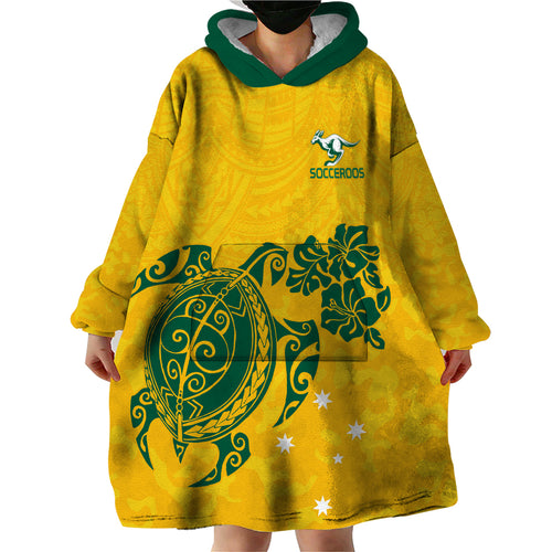 custom-australia-soccer-wearable-blanket-hoodie-socceroos-hibiscus-and-turtle-with-polynesian-pattern