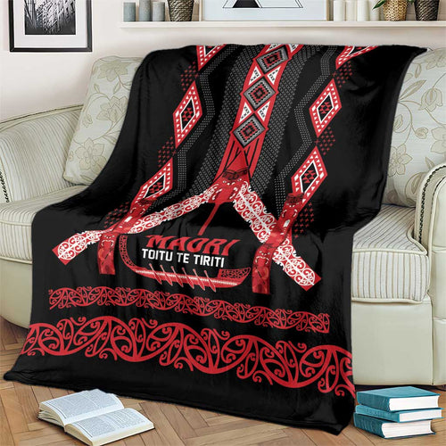 Toitu Te Tiriti Waitangi Blanket Black Wharenui House - Aussie Hoodie