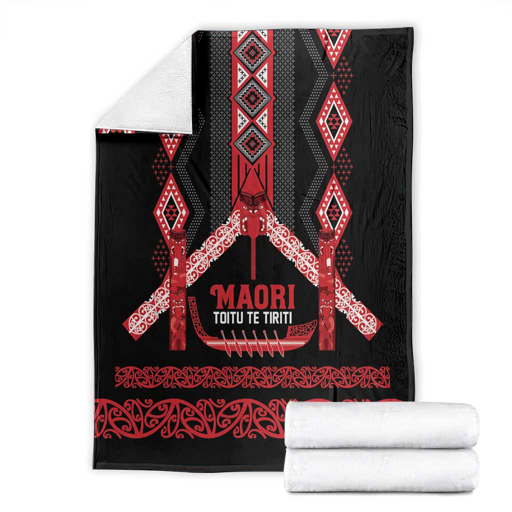 Toitu Te Tiriti Waitangi Blanket Black Wharenui House - Aussie Hoodie