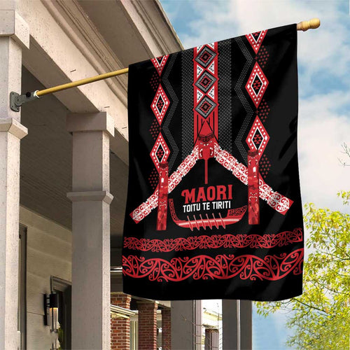 Toitu Te Tiriti Waitangi Garden Flag Black Wharenui House - Aussie Hoodie