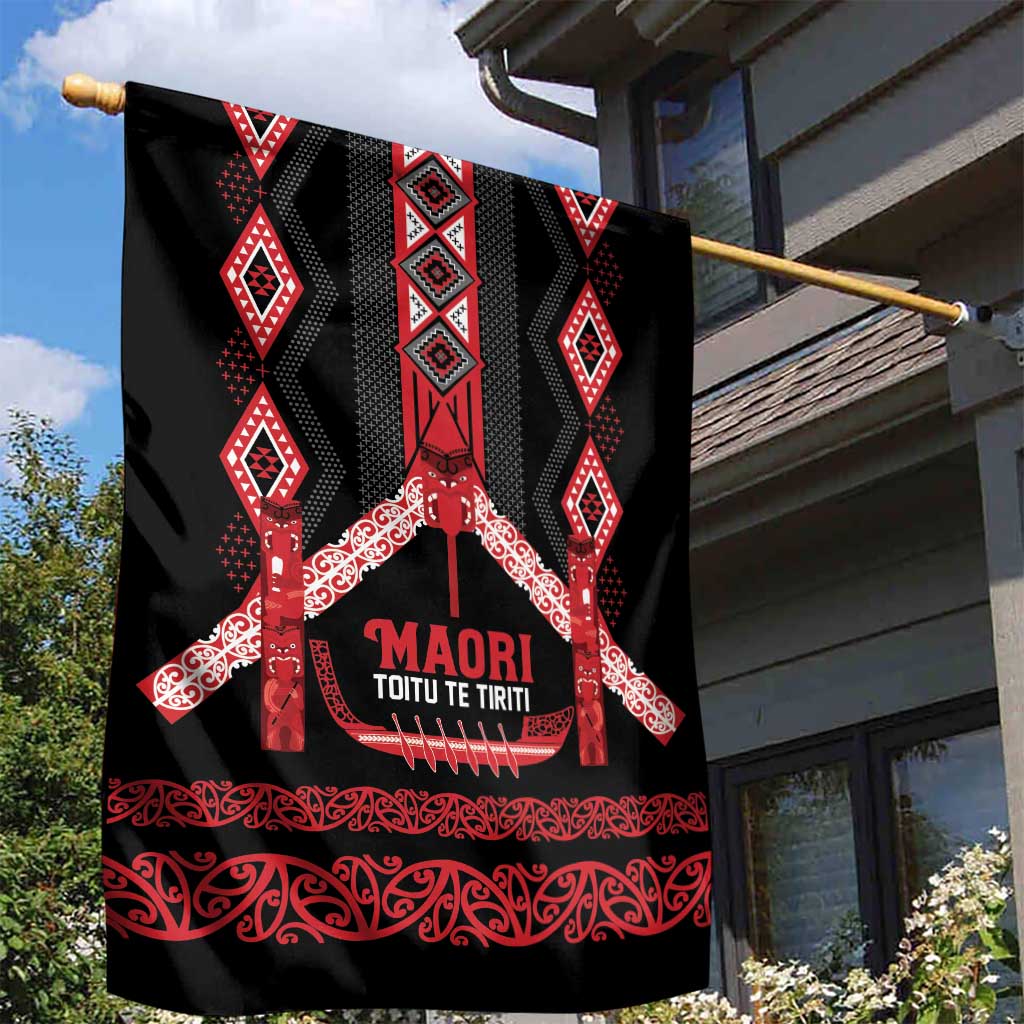 Toitu Te Tiriti Waitangi Garden Flag Black Wharenui House - Aussie Hoodie