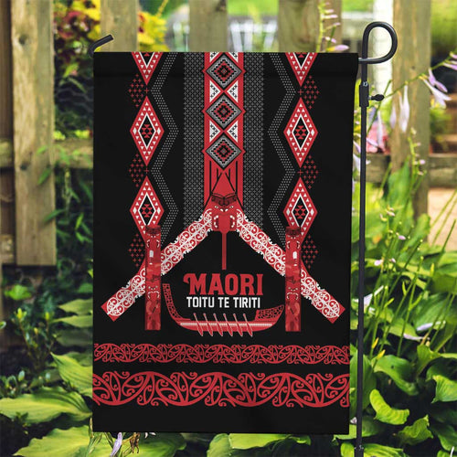 Toitu Te Tiriti Waitangi Garden Flag Black Wharenui House - Aussie Hoodie