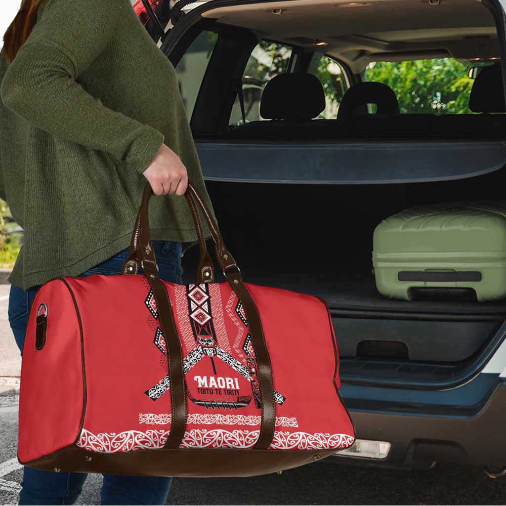 Toitu Te Tiriti Waitangi Travel Bag Red Wharenui House - Aussie Hoodie