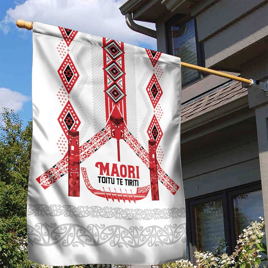 Toitu Te Tiriti Waitangi Garden Flag White Wharenui House - Aussie Hoodie