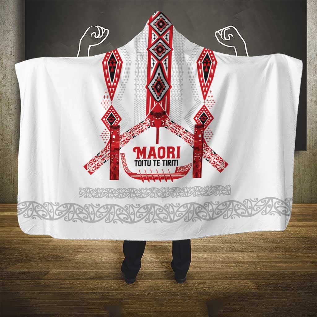 Toitu Te Tiriti Waitangi Hooded Blanket White Wharenui House - Aussie Hoodie