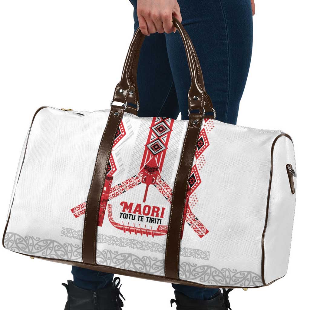 Toitu Te Tiriti Waitangi Travel Bag White Wharenui House - Aussie Hoodie