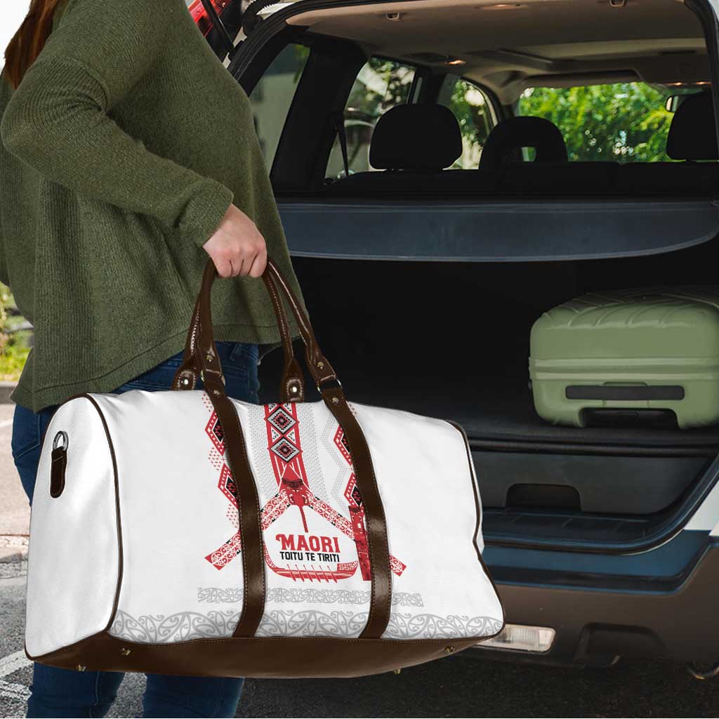 Toitu Te Tiriti Waitangi Travel Bag White Wharenui House - Aussie Hoodie