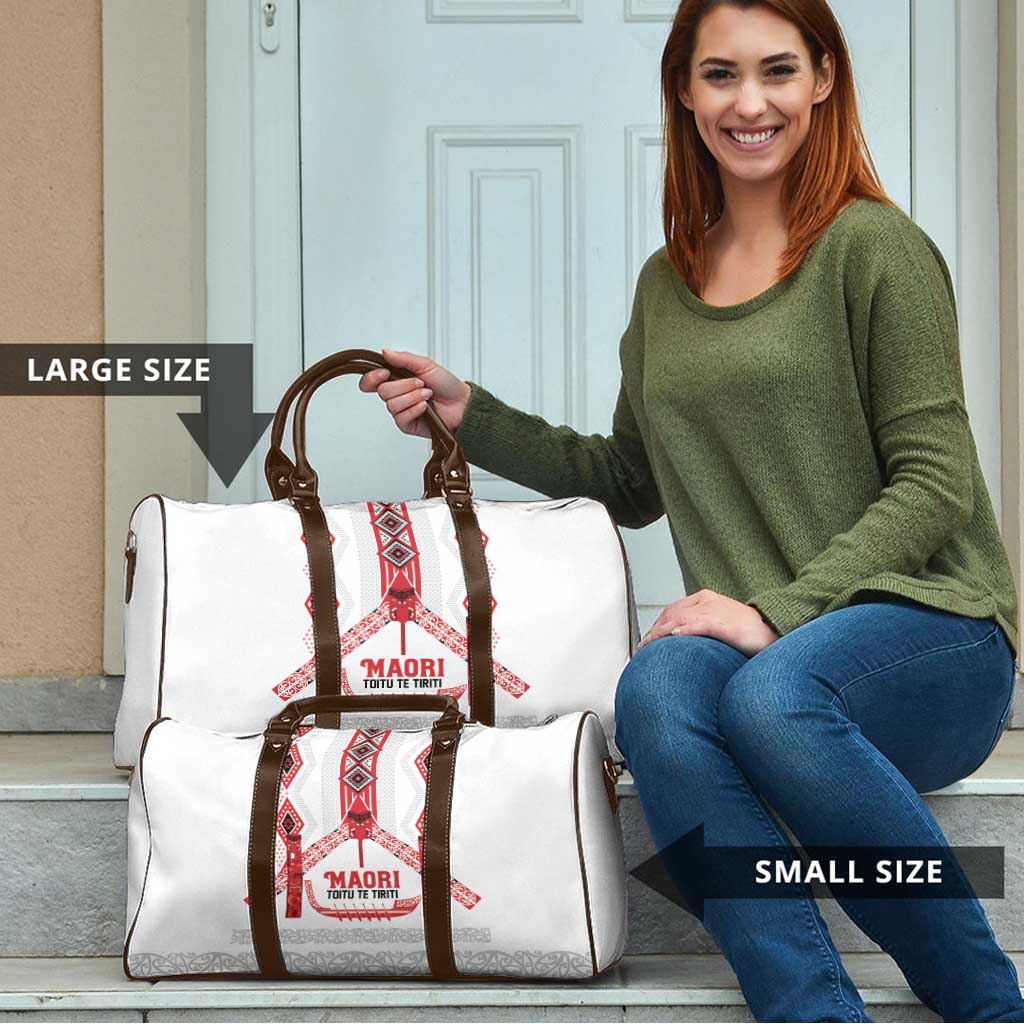 Toitu Te Tiriti Waitangi Travel Bag White Wharenui House - Aussie Hoodie