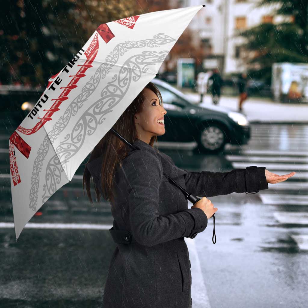 Toitu Te Tiriti Waitangi Umbrella White Wharenui House - Aussie Hoodie