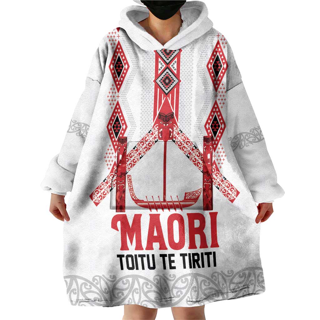 Toitu Te Tiriti Waitangi Wearable Blanket Hoodie White Wharenui House - Aussie Hoodie
