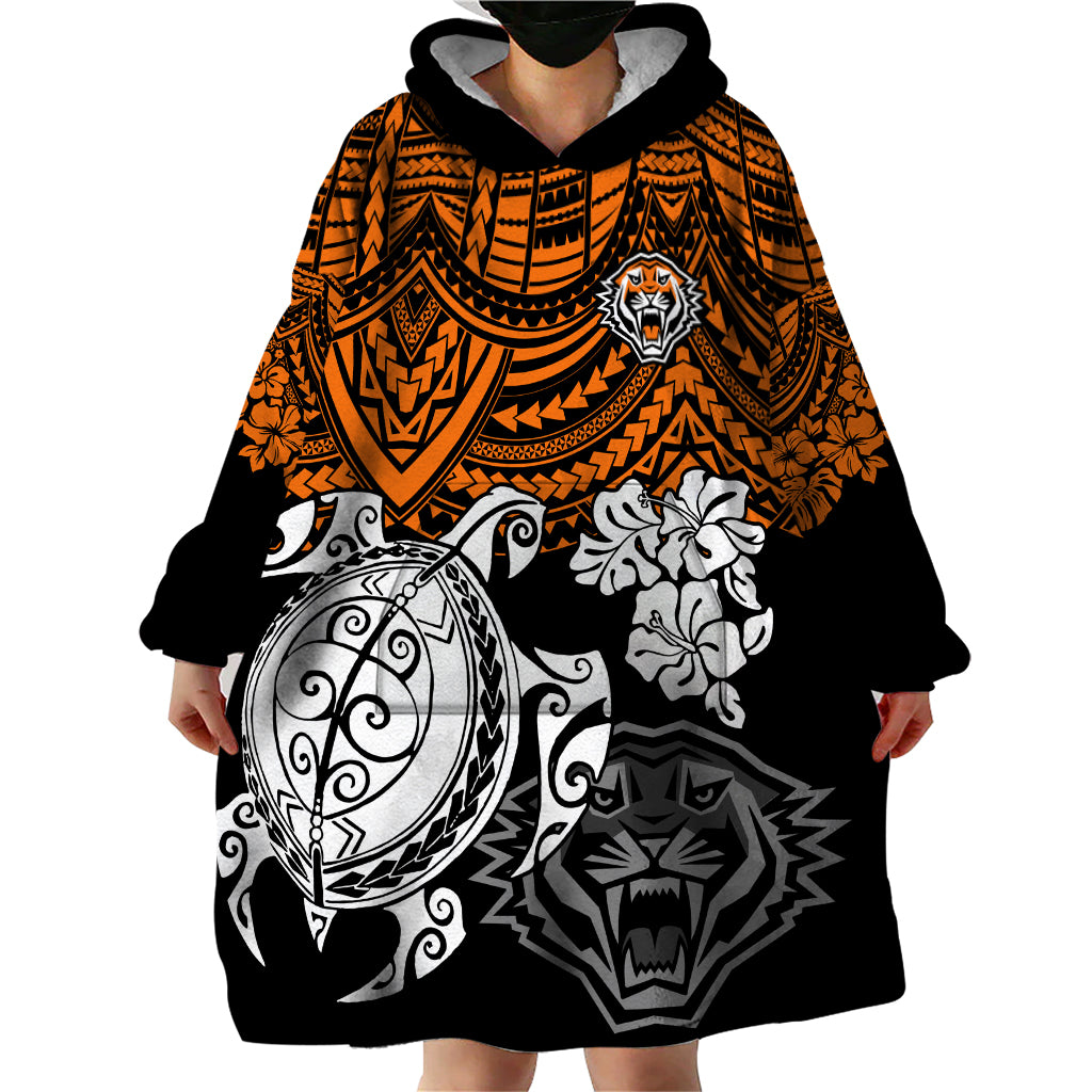 custom-wests-tigers-rugby-wearable-blanket-hoodie-hibiscus-and-turtle-with-polynesian-pattern