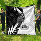 New Zealand Silver Fern Curling Personalised Quilt Aotearoa Kiwi Ponga Black White Version - Aussie Hoodie