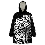 New Zealand Eel Wearable Blanket Hoodie Tuna Aotearoa Maori Patten - Black