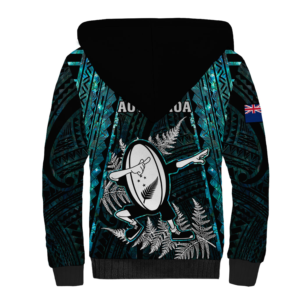new-zealand-silver-fern-rugby-sherpa-hoodie-aotearoa-all-black-dabbing-ball-with-maori-paua-shell