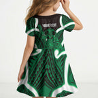Kakariki Aotearoa Atua Tumatauenga Personalised Kid Short Sleeve Dress Maori God Of War Tiki With Taiaha