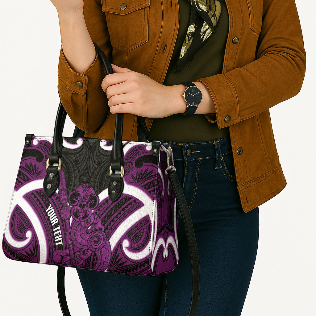 Waiporoporo Aotearoa Atua Tumatauenga Personalised Leather Bag Maori God Of War Tiki With Taiaha