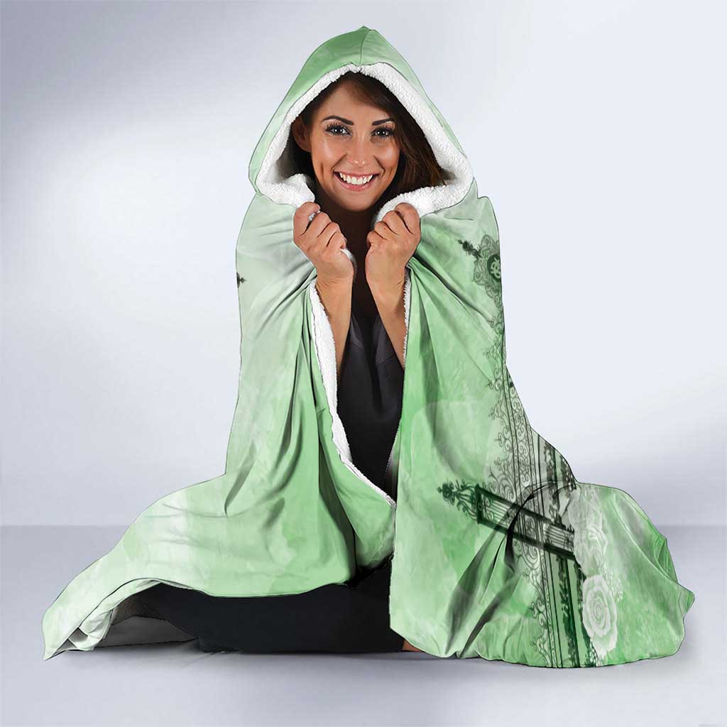 Australia Cup Melbourne Horse Racing Hooded Blanket Hats Heels & Horseshoes Yellow Roses - Aussie Hoodie