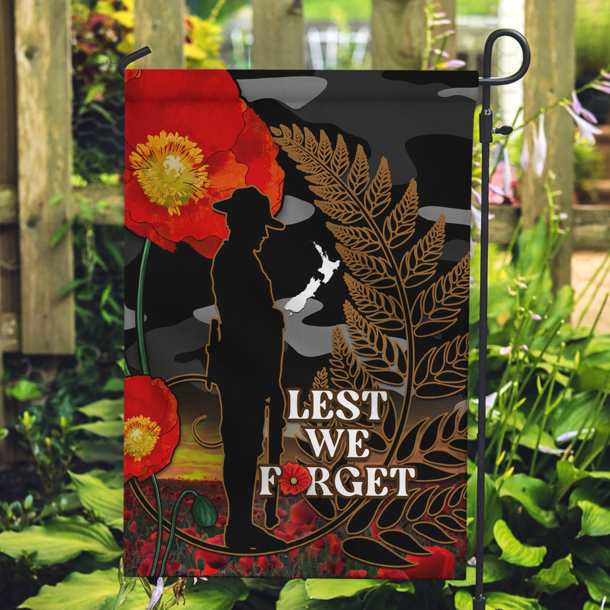 new-zealand-anzac-day-garden-flag-lest-we-forget-silver-fern-with-camouflage