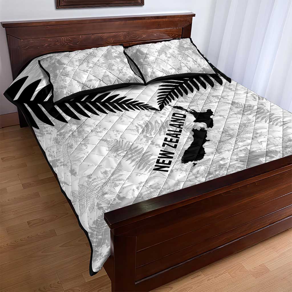 Custom New Zealand Silver Fern Football Quilt Bed Set Go Aotearoa Grunge White - Aussie Hoodie