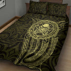 New Zealand Skull Darts Quilt Bed Set Aotearoa Maori Chest Tattoo Stylized Gold - Aussie Hoodie