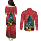New Zealand Christmas In July Couples Matching Puletasi and Long Sleeve Button Shirt Kowhai Tui Bird With Pohutukawa - Red