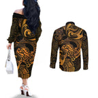 New Zealand Tuatara Couples Matching Off The Shoulder Long Sleeve Dress and Long Sleeve Button Shirt Aotearoa Maori Clematis Flowers - Gold