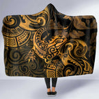 New Zealand Tuatara Hooded Blanket Aotearoa Maori Clematis Flowers - Gold