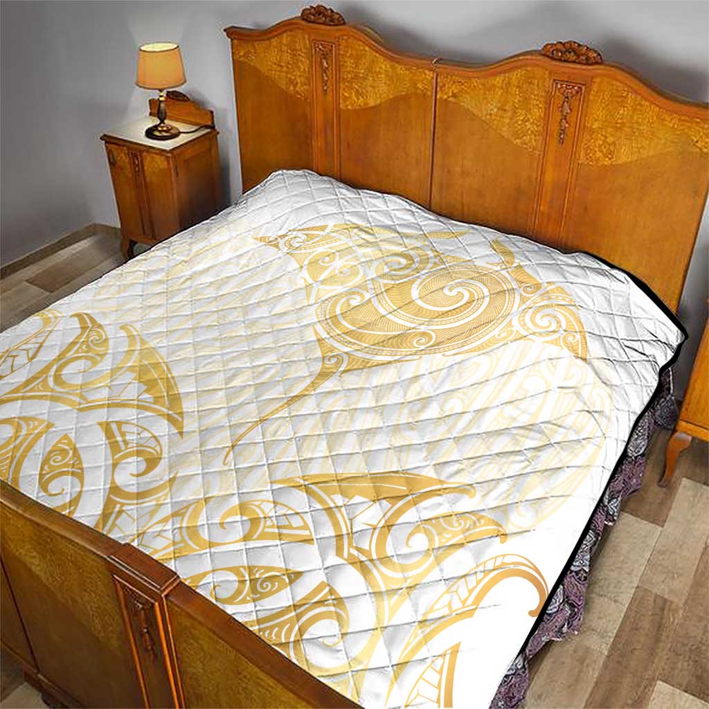 Gold White New Zealand Manta Ray Quilt Aotearoa Maori Haehae - Aussie Hoodie