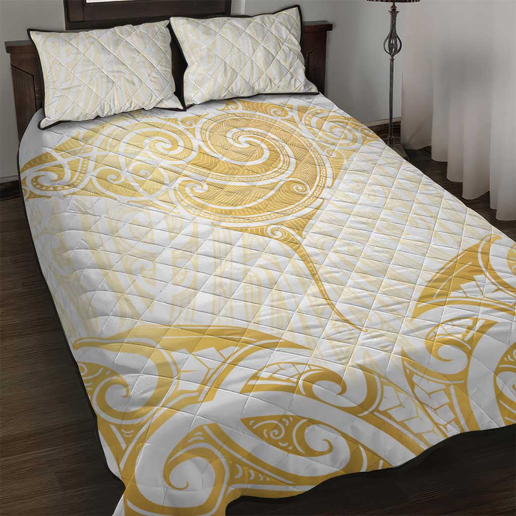 Gold White New Zealand Manta Ray Quilt Bed Set Aotearoa Maori Haehae - Aussie Hoodie
