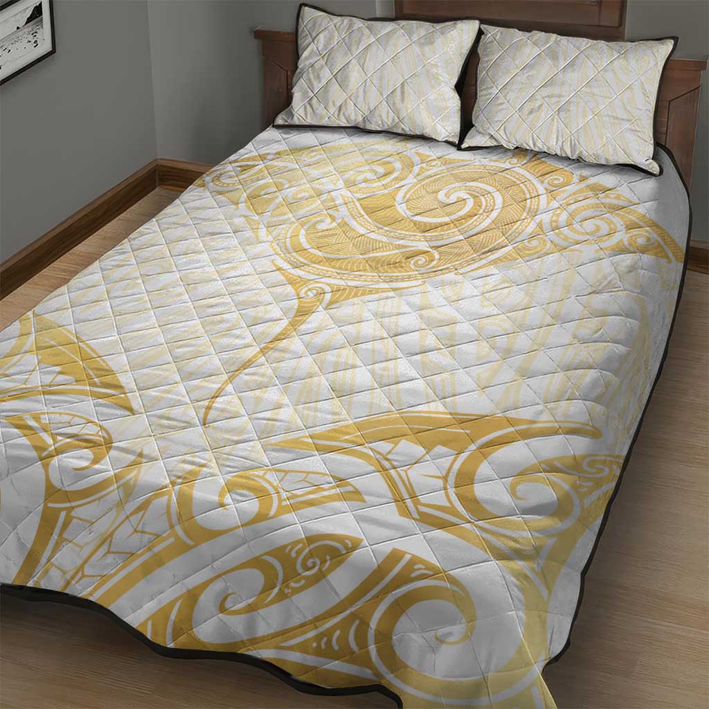 Gold White New Zealand Manta Ray Quilt Bed Set Aotearoa Maori Haehae - Aussie Hoodie