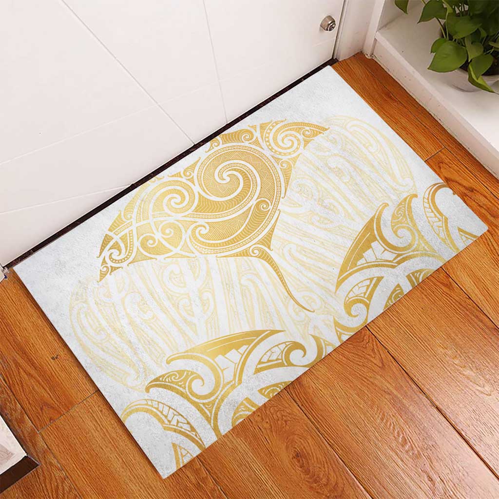 Gold White New Zealand Manta Ray Rubber Doormat Aotearoa Maori Haehae - Aussie Hoodie