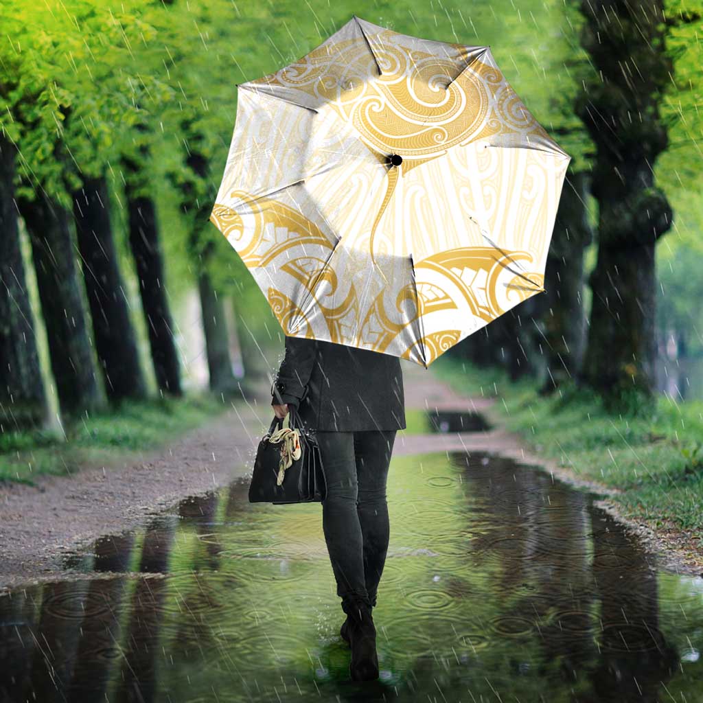 Gold White New Zealand Manta Ray Umbrella Aotearoa Maori Haehae - Aussie Hoodie