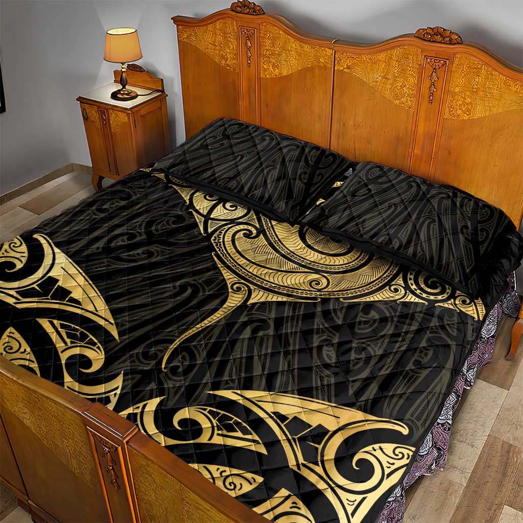 Gold Black New Zealand Manta Ray Quilt Bed Set Aotearoa Maori Haehae - Aussie Hoodie