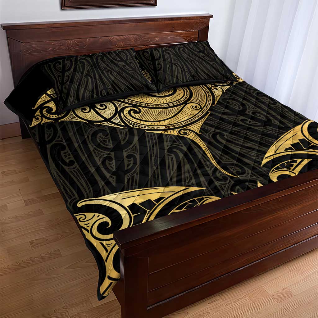 Gold Black New Zealand Manta Ray Quilt Bed Set Aotearoa Maori Haehae - Aussie Hoodie
